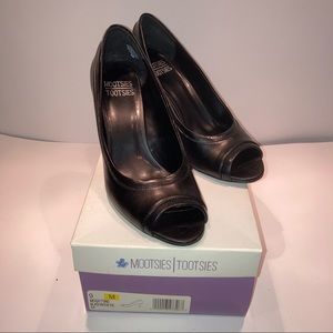 Mootsies Tootsies  black leather open toe pumps Size 9 medium, women’s